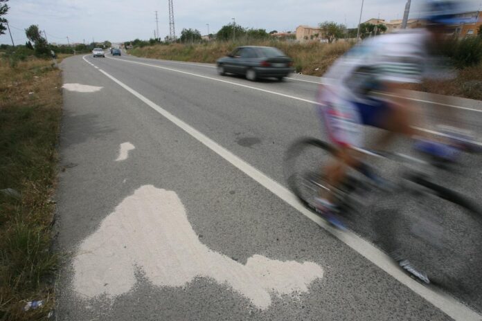 Detenido por conducir sin carnet, atropellar a un ciclista y circular con él en la baca