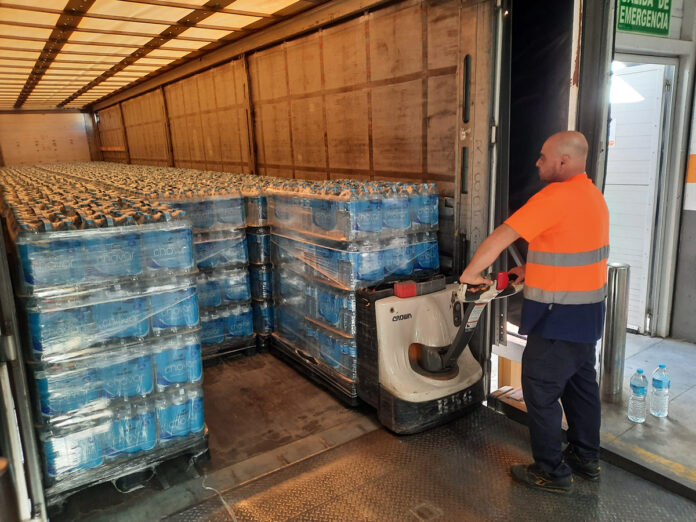 Consum col·labora amb Generalitat i ajuntaments per a l’enviament diari d’aliments i aigua als afectats per la DANA de València