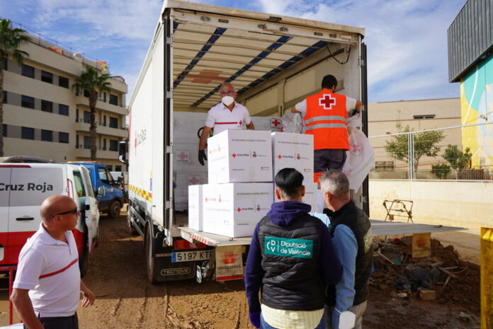 La Diputació de València coordina amb Creu Roja l’entrega de kits d'abric en municipis afectats per la DANA