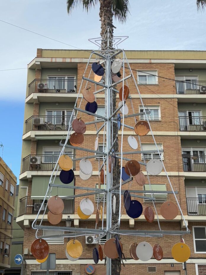 Manises compta per primera vegada amb un arbre de Nadal elaborat amb peces ceràmiques 