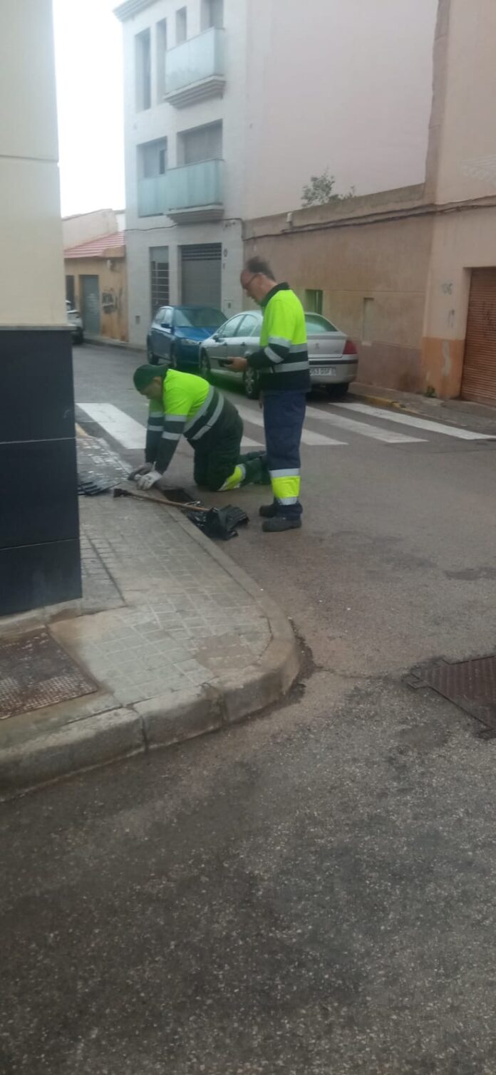 L'Ajuntament de Manises reforça les tasques de neteja d'embornals per a previndre inundacions