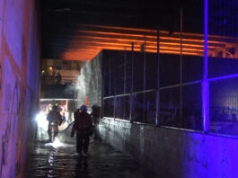 Incendi industrial a Burjassot obliga a tallar la CV-35 i el tramvia