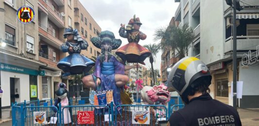 Cremen els residus de falles que transportaven dos camions en la v-30 al seu pas per Paterna Els Bombers de València revisen prop de 600 falles per garantir una Cremà segura