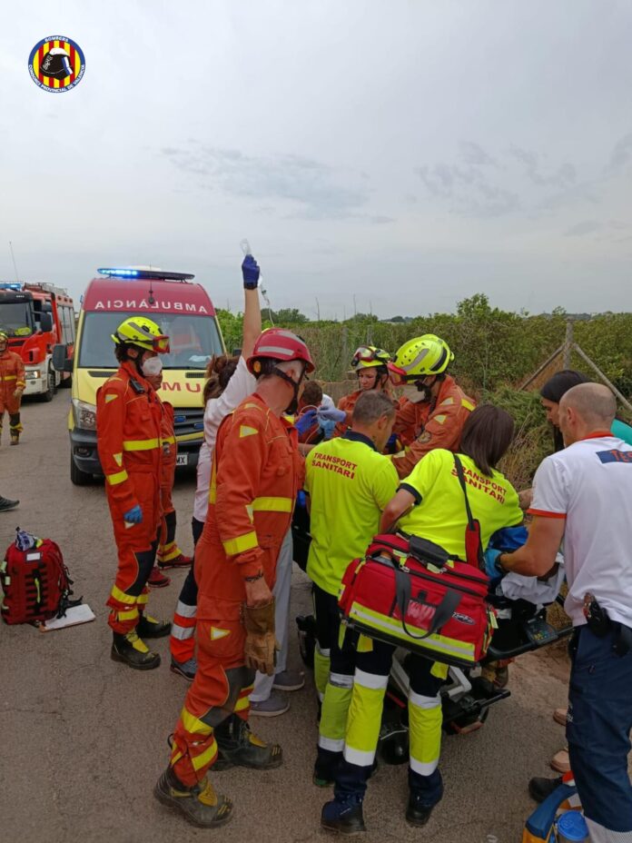 Rescat d’un home atrapat entre un tractor i una caseta d’eines a Bétera Rescat d’un home atrapat entre un tractor i una caseta d’eines a Bétera