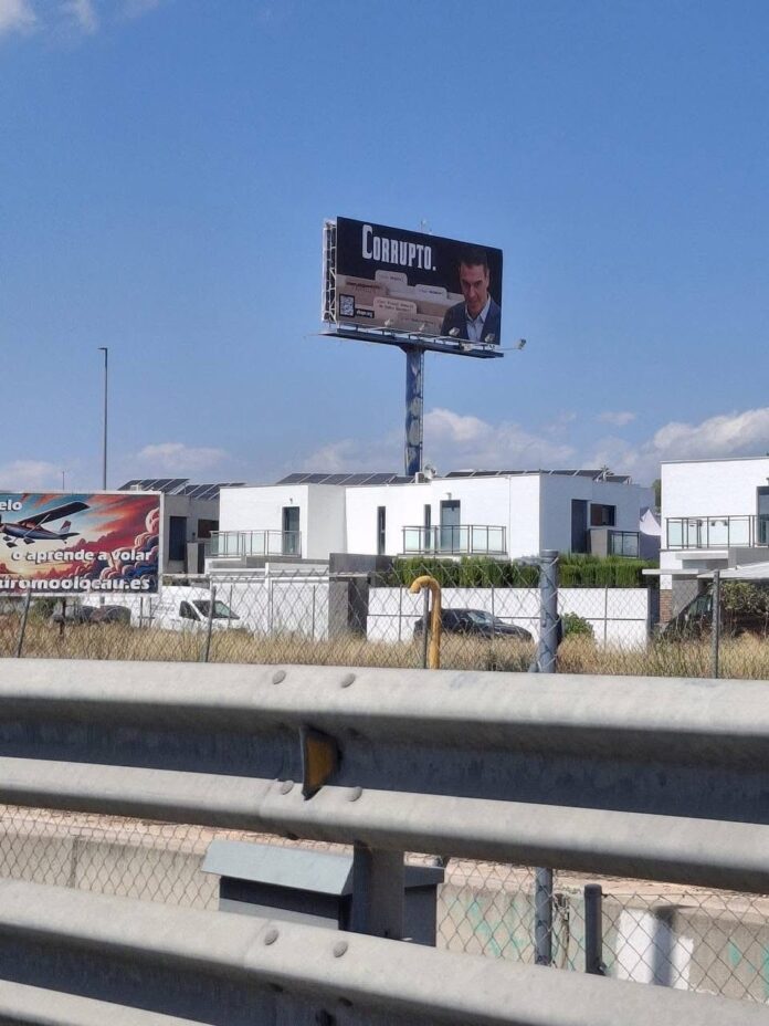 Un polémico cartel contra Pedro Sánchez aparece en la Pista de Ademuz a la altura de San Antonio de Benagéber y l’Eliana
