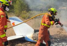 La seguretat en el vol d’avionetes, una prioritat necessària Els accidents amb avionetes, tot i que no són habituals, solen tindre conseqüències molt greus a causa de la vulnerabilitat d’aquest tipus d’aeronaus. Per això, la seguretat és un aspecte fonamental tant per als pilots com per a les persones que viatgen en elles. Els experts recorden la importància de realitzar una revisió tècnica exhaustiva abans de cada vol, comprovar les condicions meteorològiques i respectar els protocols establits per l’aviació civil. La formació continuada del pilot i l’ús d’equipament de seguretat adequat també són claus per a minimitzar els riscos. Segons dades d’organismes aeronàutics, les causes més freqüents d’accidents en avionetes solen estar relacionades amb errors humans, condicions meteorològiques adverses o fallades mecàniques. Per això, la prevenció i la conscienciació són elements essencials per a reduir la sinistralitat i garantir vols més segurs.