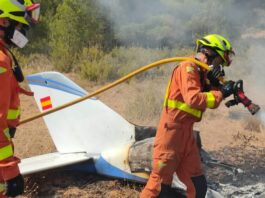 La seguretat en el vol d’avionetes, una prioritat necessària Els accidents amb avionetes, tot i que no són habituals, solen tindre conseqüències molt greus a causa de la vulnerabilitat d’aquest tipus d’aeronaus. Per això, la seguretat és un aspecte fonamental tant per als pilots com per a les persones que viatgen en elles. Els experts recorden la importància de realitzar una revisió tècnica exhaustiva abans de cada vol, comprovar les condicions meteorològiques i respectar els protocols establits per l’aviació civil. La formació continuada del pilot i l’ús d’equipament de seguretat adequat també són claus per a minimitzar els riscos. Segons dades d’organismes aeronàutics, les causes més freqüents d’accidents en avionetes solen estar relacionades amb errors humans, condicions meteorològiques adverses o fallades mecàniques. Per això, la prevenció i la conscienciació són elements essencials per a reduir la sinistralitat i garantir vols més segurs.