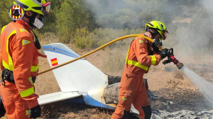 La seguretat en el vol d’avionetes, una prioritat necessària Els accidents amb avionetes, tot i que no són habituals, solen tindre conseqüències molt greus a causa de la vulnerabilitat d’aquest tipus d’aeronaus. Per això, la seguretat és un aspecte fonamental tant per als pilots com per a les persones que viatgen en elles. Els experts recorden la importància de realitzar una revisió tècnica exhaustiva abans de cada vol, comprovar les condicions meteorològiques i respectar els protocols establits per l’aviació civil. La formació continuada del pilot i l’ús d’equipament de seguretat adequat també són claus per a minimitzar els riscos. Segons dades d’organismes aeronàutics, les causes més freqüents d’accidents en avionetes solen estar relacionades amb errors humans, condicions meteorològiques adverses o fallades mecàniques. Per això, la prevenció i la conscienciació són elements essencials per a reduir la sinistralitat i garantir vols més segurs.