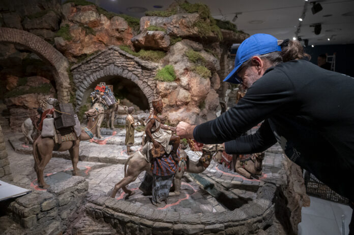 Trabajos de montaje Belén Fundación Bancaja (1) El pesebre monumental de la Fundació Bancaixa torna a València tres dècades després de la seua creació