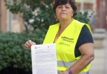 Una veïna de Burjassot denuncia el tracte rebut en una oficina bancària i reclama el compliment del Protocol de Banca Social (València, 28 de novembre).— Amparo, una jubilada resident a Burjassot, ha denunciat públicament el tracte que va rebre el passat 8 d’octubre en una sucursal bancària del carrer Jorge Juan de València, on assegura que no li van permetre realitzar una gestió senzilla en ventanilla. El seu testimoni, que ja ha sigut traslladat a la Oficina Municipal de Consum, pretén recordar la importància de respectar els drets de les persones majors en l’atenció bancària presencial. Segons relata, va acudir a l’oficina per pagar un viatge de l’IMSERSO i va sol·licitar fer-ho en ventanilla, com sempre. No obstant això, l’empleada li hauria indicat que “només atenen així per ajudar altres persones d’altres zones”, rebutjant la gestió i tornant-li el document sense ingressar. Amparo confessa que eixe moment la va fer sentir “com si fera nosa”. Davant aquesta situació, el 14 d’octubre va interposar una reclamació a la Oficina de Consum de Burjassot. Dies després, el director de la sucursal la va telefonar per disculpar-se, un gest que Amparo agraeix, però que considera insuficient, ja que posteriorment va rebre una carta “molt genèrica i sense cap solució concreta”. Un dret reconegut per llei La veïna recorda que, des del 29 de desembre de 2023, la legislació prohibeix que les entitats cobren comissions a persones majors de 65 anys o amb discapacitat per traure diners en ventanilla o realitzar gestions bàsiques d’atenció presencial. A més, el Protocol Estratègic de Banca Social, subscrit per les associacions bancàries, estableix que els bancs han de: ampliar els horaris d’atenció en ventanilla, oferir ajuda personalitzada a qui la necessite, i donar prioritat a les persones majors o amb dificultats tecnològiques. Per a Amparo, la realitat dista molt de les bones intencions del document. Un cas que no és aïllat La jubilada ja va patir una situació similar fa anys, quan una entitat li va voler cobrar dos euros per no poder utilitzar el caixer. Aquell episodi va tindre repercussió mediàtica i, segons recorda, la va portar a afirmar: “Soc major, però no idiota.” Una frase que continua defensant hui en dia. Una crida a la responsabilitat del sector bancari Amparo considera que els protocols i les normatives “només són paraules” si no s’apliquen de manera real a les oficines. Per això, fa una crida a les entitats perquè: amplien l’atenció presencial, donen prioritat a les persones majors, milloren la formació del personal, i garantisquen un tracte humà i digne. “No som números, som persones”, lamenta, insistint que les persones majors necessiten “més paciència, més suport i més empatia” quan acudeixen a una oficina bancària.