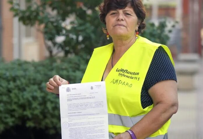 Amparo-febrero-01.JPG Una veïna de Burjassot denuncia el tracte rebut en una oficina bancària i reclama el compliment del Protocol de Banca Social (València, 28 de novembre).— Amparo, una jubilada resident a Burjassot, ha denunciat públicament el tracte que va rebre el passat 8 d’octubre en una sucursal bancària del carrer Jorge Juan de València, on assegura que no li van permetre realitzar una gestió senzilla en ventanilla. El seu testimoni, que ja ha sigut traslladat a la Oficina Municipal de Consum, pretén recordar la importància de respectar els drets de les persones majors en l’atenció bancària presencial. Segons relata, va acudir a l’oficina per pagar un viatge de l’IMSERSO i va sol·licitar fer-ho en ventanilla, com sempre. No obstant això, l’empleada li hauria indicat que “només atenen així per ajudar altres persones d’altres zones”, rebutjant la gestió i tornant-li el document sense ingressar. Amparo confessa que eixe moment la va fer sentir “com si fera nosa”. Davant aquesta situació, el 14 d’octubre va interposar una reclamació a la Oficina de Consum de Burjassot. Dies després, el director de la sucursal la va telefonar per disculpar-se, un gest que Amparo agraeix, però que considera insuficient, ja que posteriorment va rebre una carta “molt genèrica i sense cap solució concreta”. Un dret reconegut per llei La veïna recorda que, des del 29 de desembre de 2023, la legislació prohibeix que les entitats cobren comissions a persones majors de 65 anys o amb discapacitat per traure diners en ventanilla o realitzar gestions bàsiques d’atenció presencial. A més, el Protocol Estratègic de Banca Social, subscrit per les associacions bancàries, estableix que els bancs han de: ampliar els horaris d’atenció en ventanilla, oferir ajuda personalitzada a qui la necessite, i donar prioritat a les persones majors o amb dificultats tecnològiques. Per a Amparo, la realitat dista molt de les bones intencions del document. Un cas que no és aïllat La jubilada ja va patir una situació similar fa anys, quan una entitat li va voler cobrar dos euros per no poder utilitzar el caixer. Aquell episodi va tindre repercussió mediàtica i, segons recorda, la va portar a afirmar: “Soc major, però no idiota.” Una frase que continua defensant hui en dia. Una crida a la responsabilitat del sector bancari Amparo considera que els protocols i les normatives “només són paraules” si no s’apliquen de manera real a les oficines. Per això, fa una crida a les entitats perquè: amplien l’atenció presencial, donen prioritat a les persones majors, milloren la formació del personal, i garantisquen un tracte humà i digne. “No som números, som persones”, lamenta, insistint que les persones majors necessiten “més paciència, més suport i més empatia” quan acudeixen a una oficina bancària.