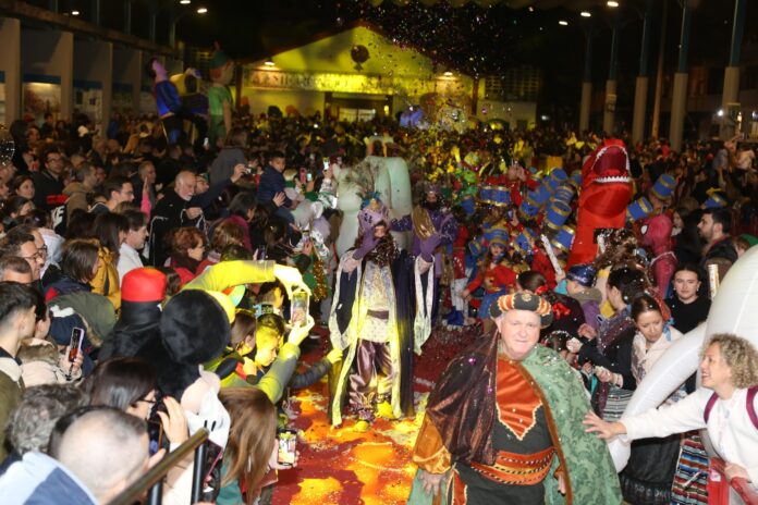 Els Reis d’Orient arriben a Manises en les seues tradicionals carrosses