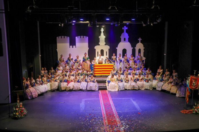 Presentació fallera plena d’emoció al Teatre Capitoli en Godella