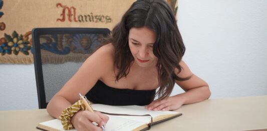 La dramaturga de Manises Alma García estrena ‘Contra Ana’ a l’Auditori Germanies La dramaturga manisera Alma García estrena 'Contra Ana' a l’Auditori Germanies