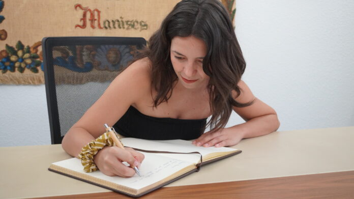 ALMA GARCIA La dramaturga manisera Alma García estrena 'Contra Ana' a l’Auditori Germanies