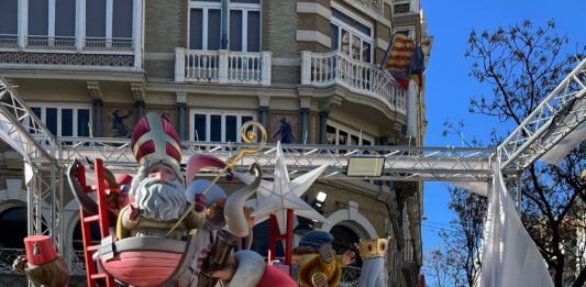 Bétera es tenyeix de dol faller després del desplome d'una falla infantil que el vent ha reduït a escombraries a les portes de la festa