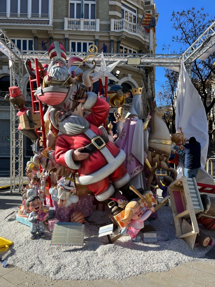 Bétera es tenyeix de dol faller després del desplome d'una falla infantil que el vent ha reduït a escombraries a les portes de la festa