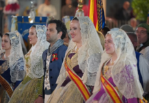 paterna viu l'ofrena més multitudinària dels últims cinc anys amb l'estrena del catafal de la verge