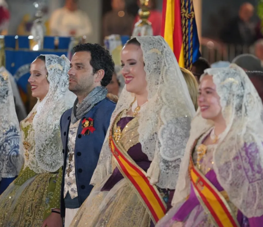 paterna viu l'ofrena més multitudinària dels últims cinc anys amb l'estrena del catafal de la verge