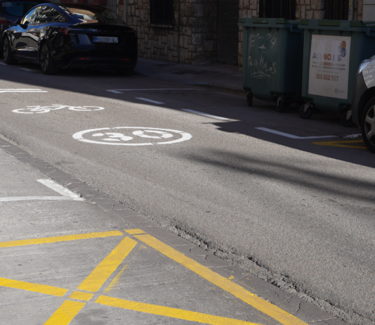 Manises continua reforçant la seguretat viària amb el repintat en diversos carrers