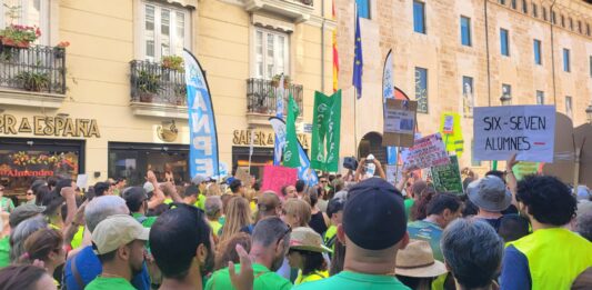 La comunitat educativa de Camp de Túria acusa Mari Carmen Ortí de bloquejar una eixida negociada al conflicte educatiu