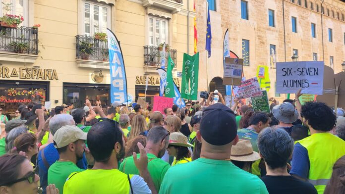 La comunitat educativa de Camp de Túria acusa Mari Carmen Ortí de bloquejar una eixida negociada al conflicte educatiu La comunitat educativa de Camp de Túria acusa Mari Carmen Ortí de bloquejar una eixida negociada al conflicte educatiu