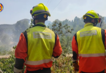 Els bombers del parc de Montcada participen en el gran desplegament d’urgència per l’incendi al barranc del Carraixet Els bombers del parc de Montcada participen en el gran desplegament d'urgència per l'incendi al barranc del Carraixet