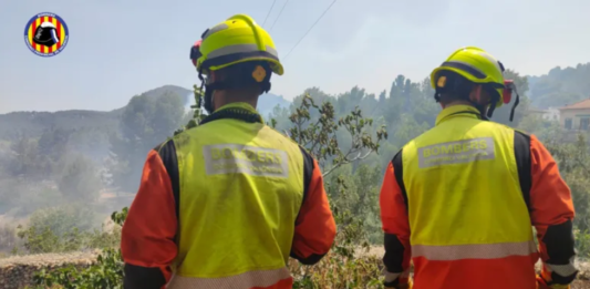 Els bombers del parc de Montcada participen en el gran desplegament d'urgència per l'incendi al barranc del Carraixet