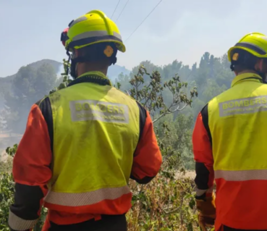 Els bombers del parc de Montcada participen en el gran desplegament d’urgència per l’incendi al barranc del Carraixet Els bombers del parc de Montcada participen en el gran desplegament d'urgència per l'incendi al barranc del Carraixet