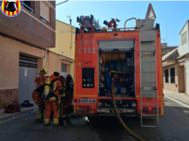 Els bombers rescaten una dona atrapada en l'incendi d'un quart pis a Riba-roja de Túria