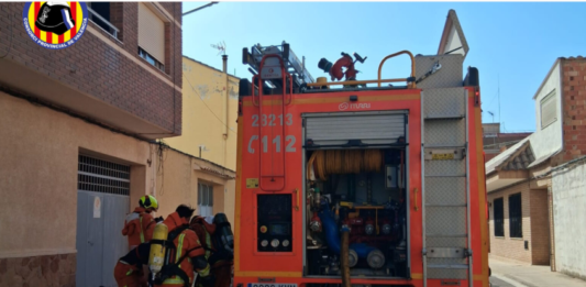 Els bombers rescaten una dona atrapada en l'incendi d'un quart pis a Riba-roja de Túria