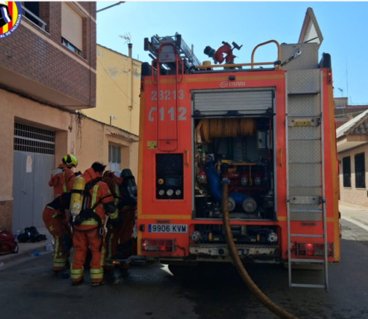Els bombers rescaten una dona atrapada en l’incendi d’un quart pis a Riba-roja de Túria Els bombers rescaten una dona atrapada en l'incendi d'un quart pis a Riba-roja de Túria