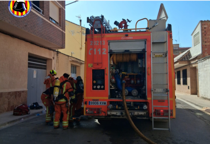 Els bombers rescaten una dona atrapada en l'incendi d'un quart pis a Riba-roja de Túria Els bombers rescaten una dona atrapada en l'incendi d'un quart pis a Riba-roja de Túria