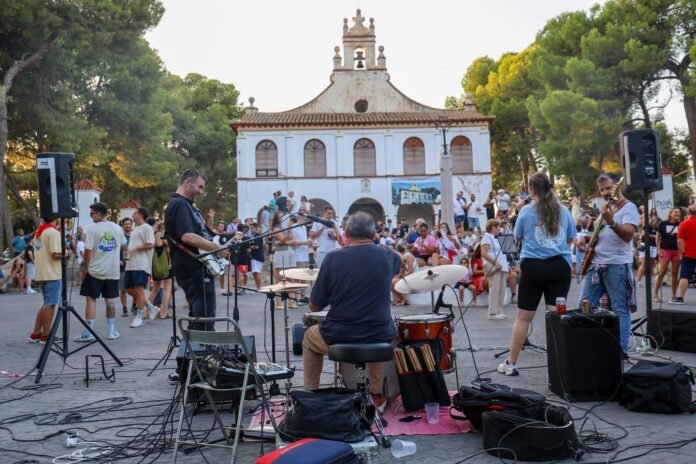 La Plaça de l’Ermita de Godella s’ompli de música amb el tardeo de Pollaztres La Plaça de l’Ermita de Godella s’ompli de música amb el tardeo de Pollaztres