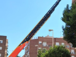 Els Bombers rescaten una dona atrapada al balcó de sa casa a Manises Els Bombers rescaten una dona atrapada al balcó de sa casa a Manises