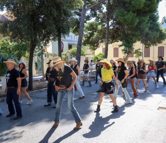 Una intensa jornada de country line dance ompli de música, ritme i convivència l'entorn de l'Ermita a Godella