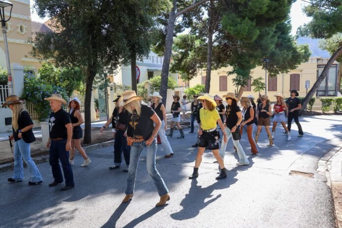 Una intensa jornada de country line dance ompli de música, ritme i convivència l'entorn de l'Ermita a Godella