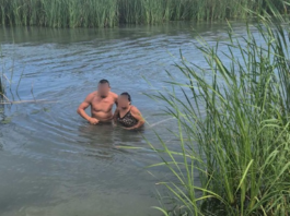 Un policia local de Vilamarxant es tira al riu Túria per a rescatar una dona arrossegada per la corrent Un agent de la Policia Local de Vilamarxant ha protagonitzat un heroic rescat en extreure de l'aigua una dona que havia sigut arrossegada per la potent corrent del riu Túria al seu pas pel terme municipal. La víctima, que no sabia nadar, es va veure sorpesa pel flux de l'aigua quan s'aproximava a la llera i va patir un atac de pànic que li impedia eixir pels seus propis mitjans. Per a evitar ser arrossegada aigües avall, la dona va aconseguir agafar-se a unes canyes en el centre del riu. Davant la gravetat de la situació i el risc imminent per a la vida de la víctima, l'agent municipal va decidir avançar-se a l'arribada de la resta dels serveis d'emergència. Sense lo pensà-s'ho dos voltes, es va llevar l'uniforme i es va llançar directament a l'aigua per a aconseguir arribar fins al punt on es trobava la dona, qui ja es trobava al límit de les seues forces per la força del cabal. Amb l'ajuda d'una corda de seguretat guiada des de la mearge per un altre agent de la Policia Local i una patrulla de la Guàrdia Civil, l'efectiu va poder assegurar a la víctima i conduir-la fins a una zona segura de la ribera, completant el rescat amb èxit abans que la corrent la desamparrara.