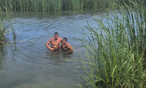 Un agent de la Policia Local de Vilamarxant ha protagonitzat un heroic rescat en extreure de l'aigua una dona que havia sigut arrossegada per la potent corrent del riu Túria al seu pas pel terme municipal. La víctima, que no sabia nadar, es va veure sorpesa pel flux de l'aigua quan s'aproximava a la llera i va patir un atac de pànic que li impedia eixir pels seus propis mitjans. Per a evitar ser arrossegada aigües avall, la dona va aconseguir agafar-se a unes canyes en el centre del riu. Davant la gravetat de la situació i el risc imminent per a la vida de la víctima, l'agent municipal va decidir avançar-se a l'arribada de la resta dels serveis d'emergència. Sense lo pensà-s'ho dos voltes, es va llevar l'uniforme i es va llançar directament a l'aigua per a aconseguir arribar fins al punt on es trobava la dona, qui ja es trobava al límit de les seues forces per la força del cabal. Amb l'ajuda d'una corda de seguretat guiada des de la mearge per un altre agent de la Policia Local i una patrulla de la Guàrdia Civil, l'efectiu va poder assegurar a la víctima i conduir-la fins a una zona segura de la ribera, completant el rescat amb èxit abans que la corrent la desamparrara.